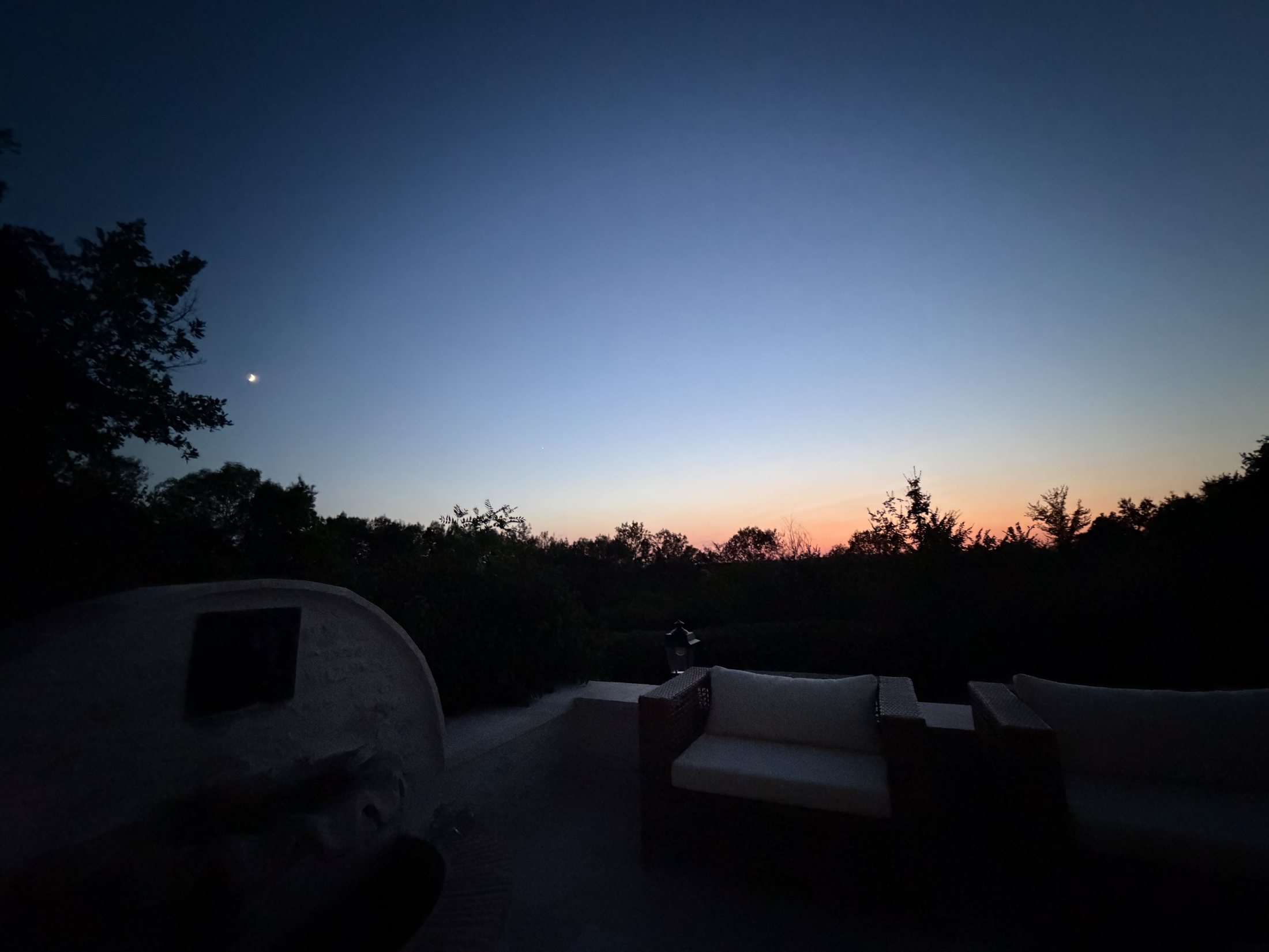 Blaue Stunde auf der Terrasse des Manoir Comté