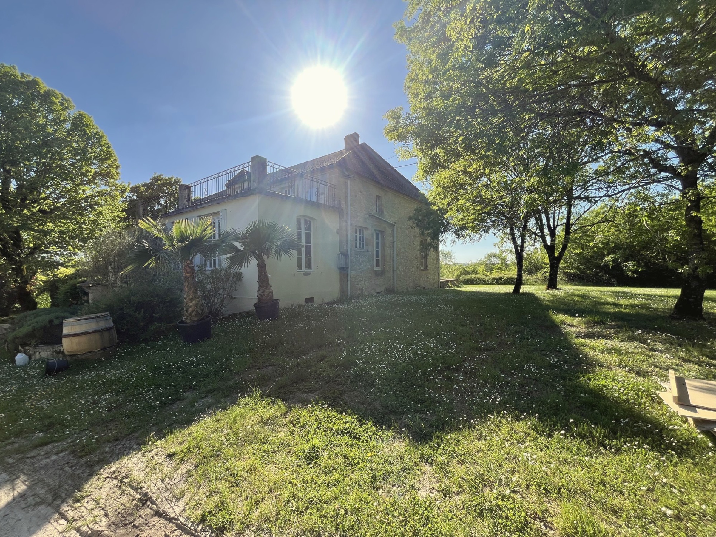 Das Manoir Comté auf seinem grünen Hügel in Savignac-sur-Leyze