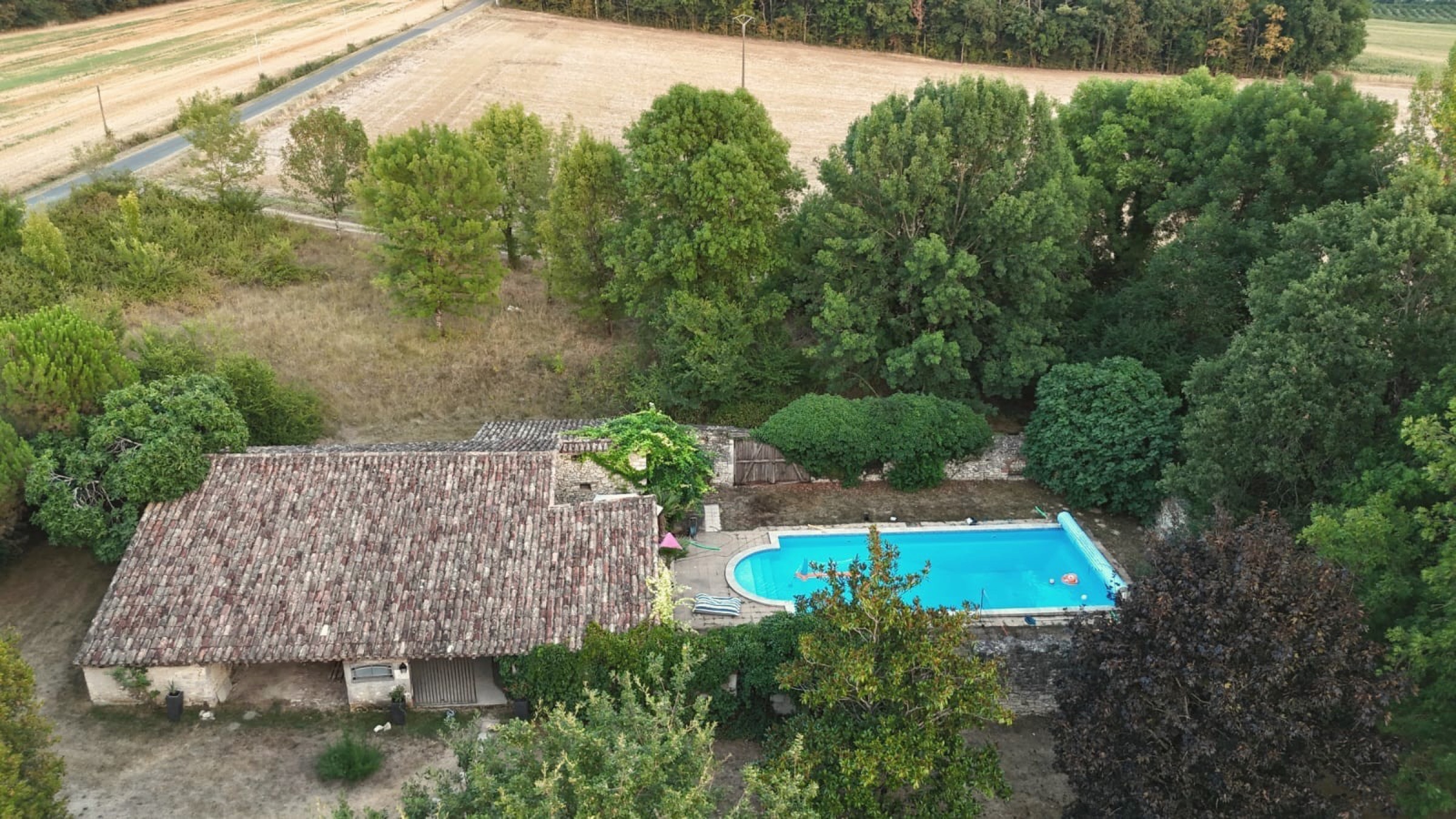 Luftbild von Natursteingebäude, Pool und Garten des Manoir Comté
