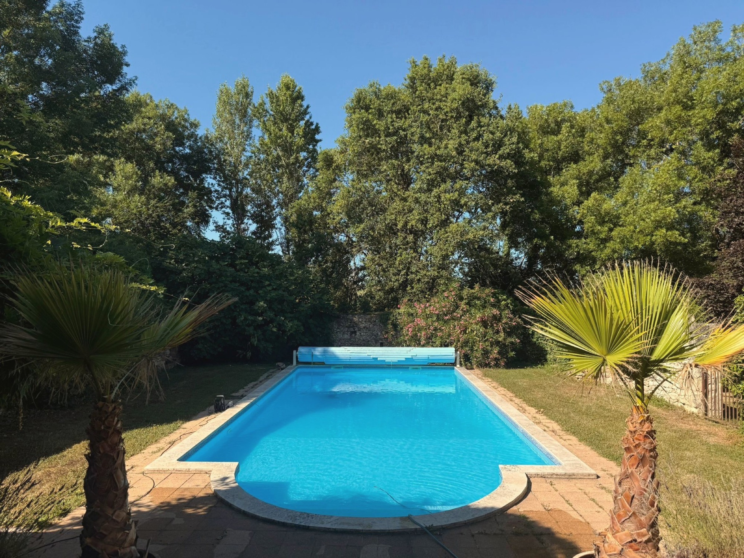 Der private beheizte Pool im Garten des Manoir Comté