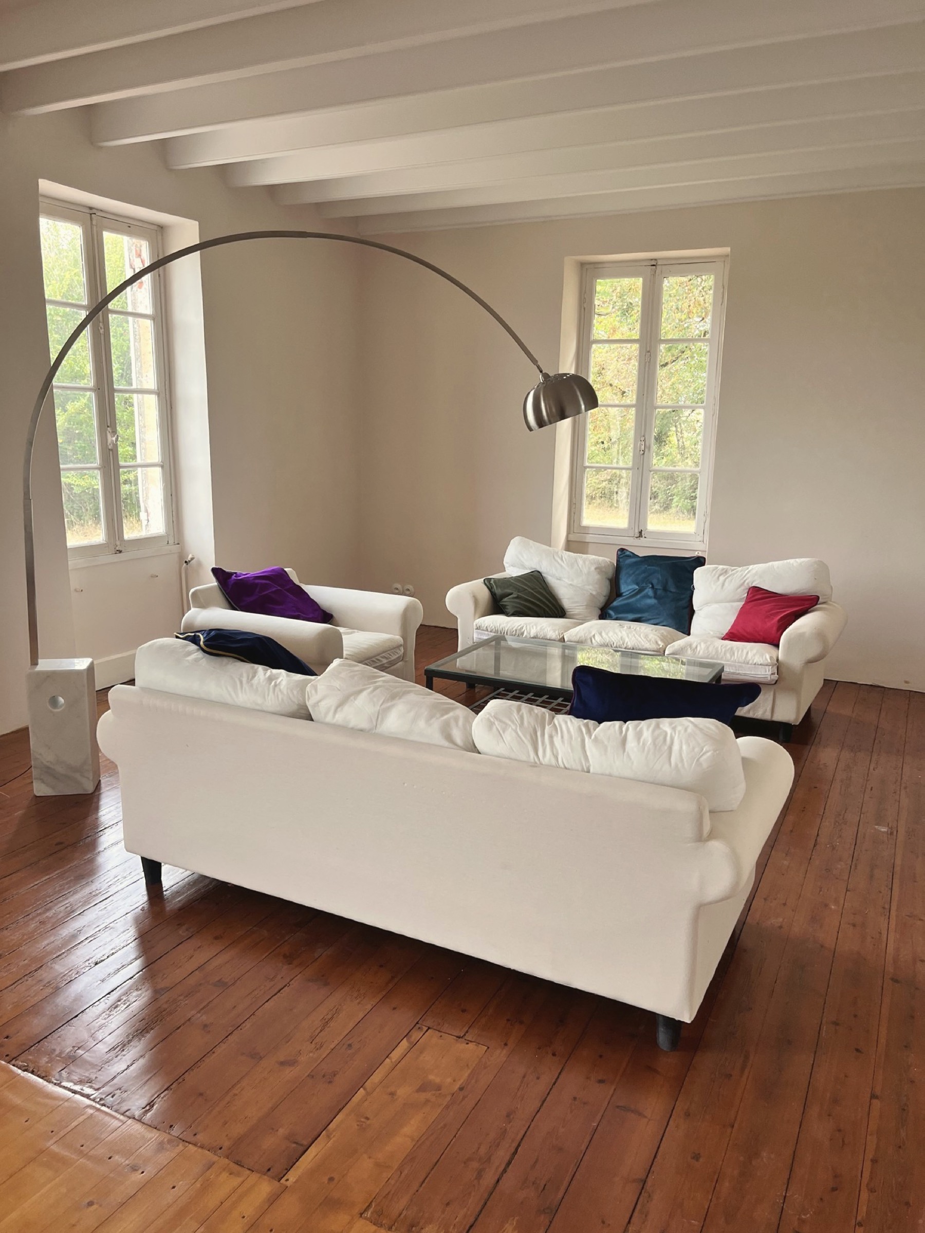 Der helle Salon mit Holzboden im Manoir Comté